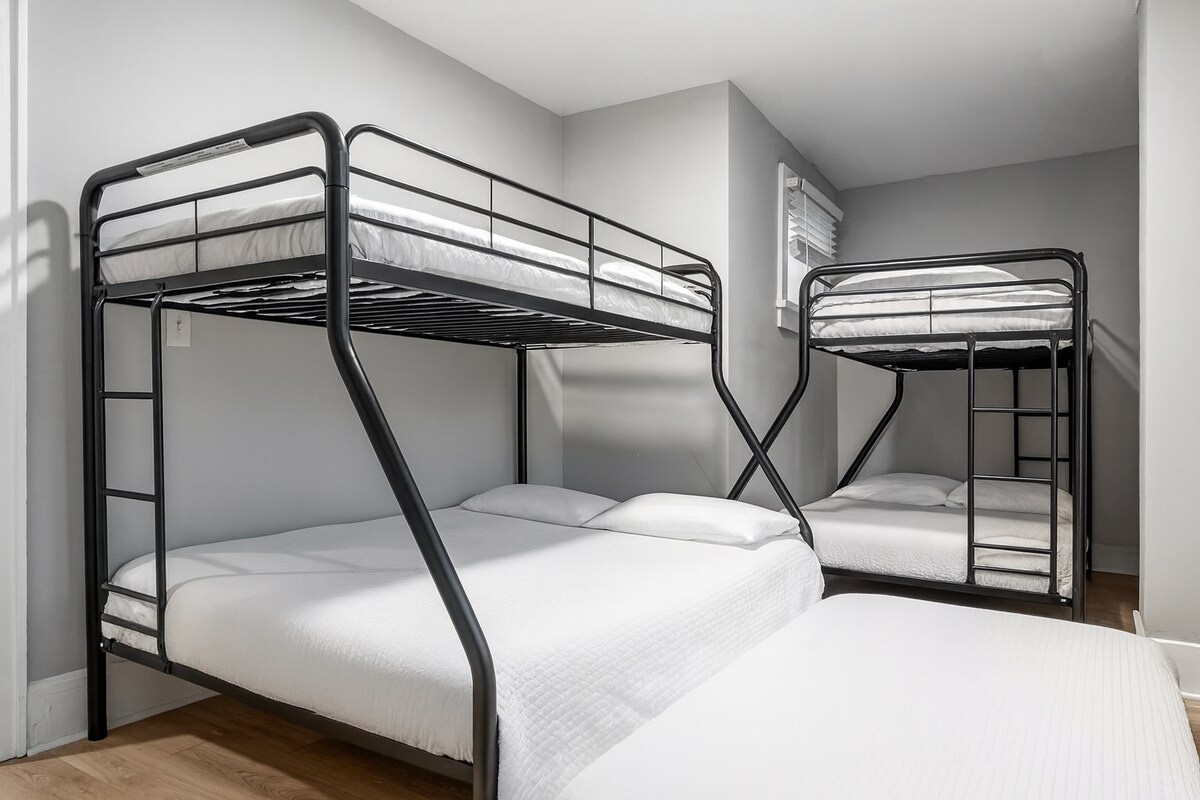 Ორი ორსართულიანი საწოლი ერთი საწოლით, რომელიც ორსართულიდის ქვეშ სრიალებს