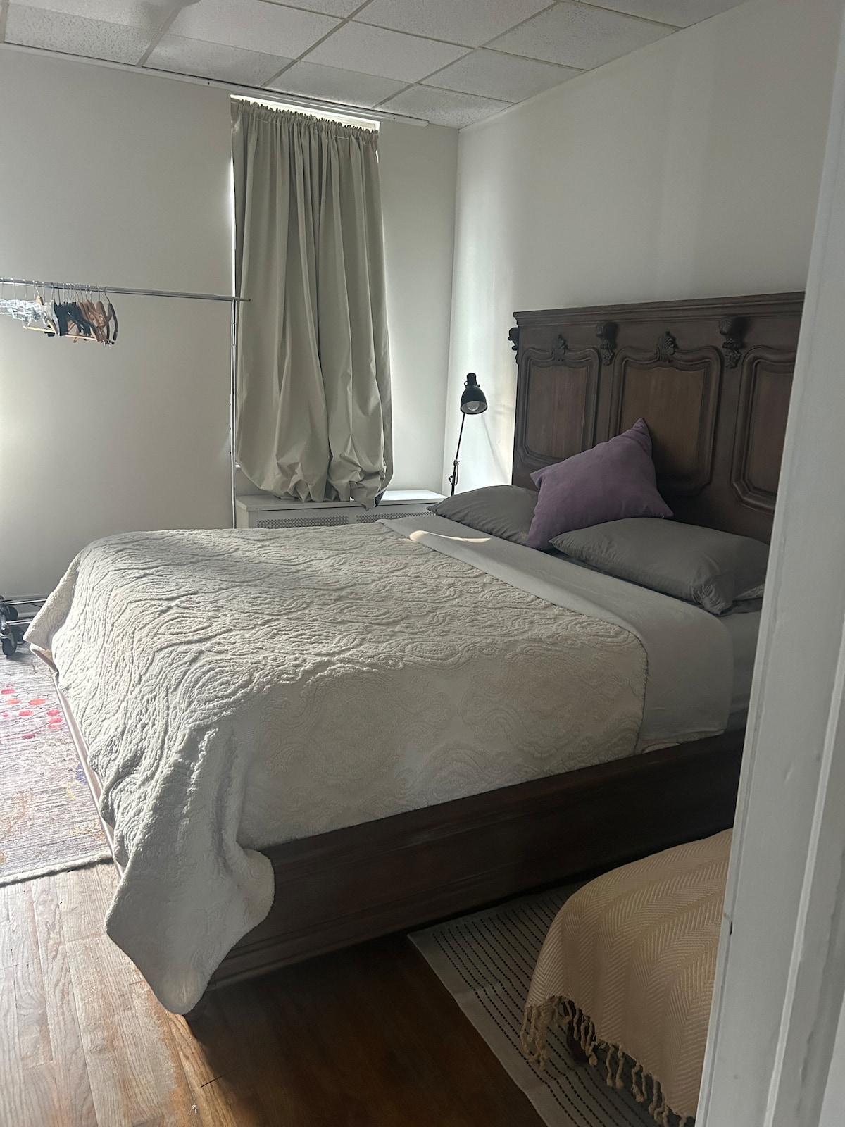 第1间卧室配备2米宽双人床 