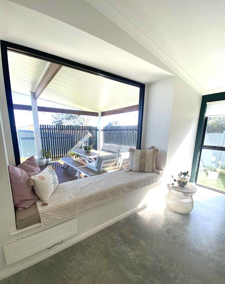 Falcon Beach Retreat Sleeps 12 + Pool + Spa + Dog - Mandurah