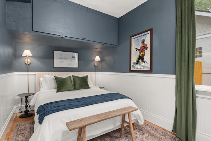 Მყუდრო პირველი სართულის საძინებელი ორადგილიანი საწოლით - იდეალურია მშვიდი ძილისთვის.