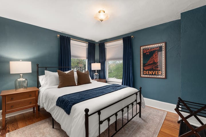 Მყუდრო ორადგილიანი საძინებელი ლურჯი კედლებით და დენვერის მიერ შთაგონებული დეკორი ადგილობრივი მომხიბვლელობისთვის.