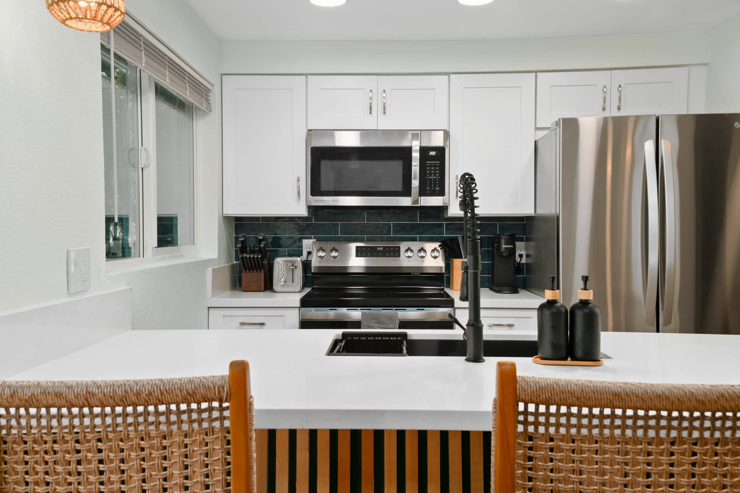 NEW Evergreen Escape • Stylish w/AC, HotTub & Pool - Image 7