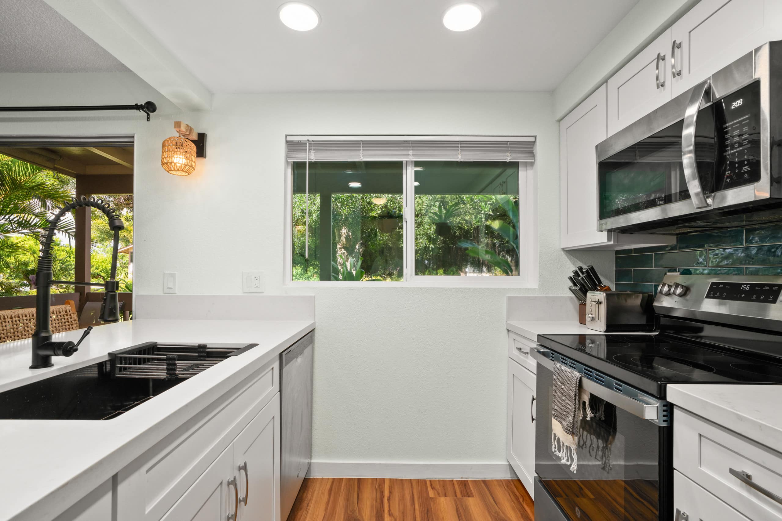 NEW Evergreen Escape • Stylish w/AC, HotTub & Pool - Image 6
