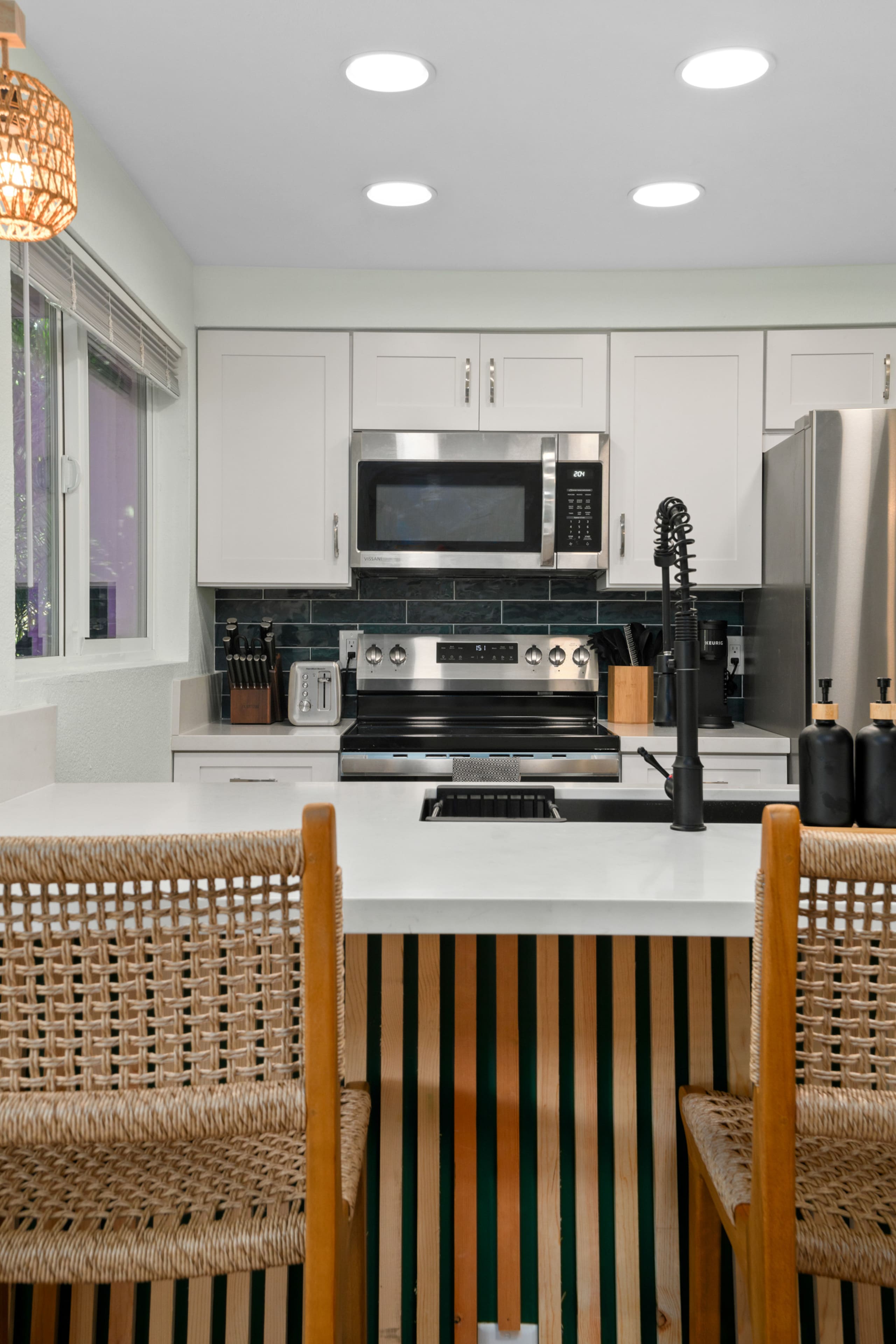 NEW Evergreen Escape • Stylish w/AC, HotTub & Pool - Image 9