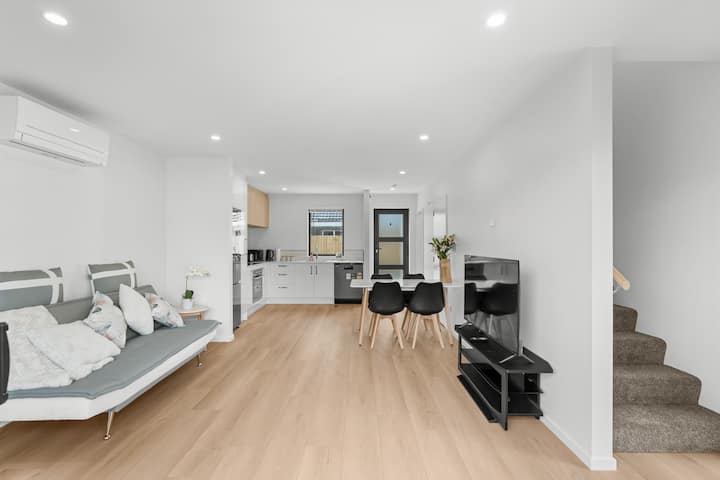 Modern Comforts In A Brand New Apartment - Governors Bay