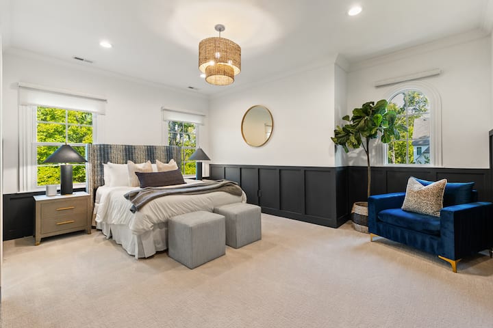 ห้องนอนมีเตียงควีนไซส์ ห้องน้ำในตัว และพื้นที่ตู้เสื้อผ้ามากมาย