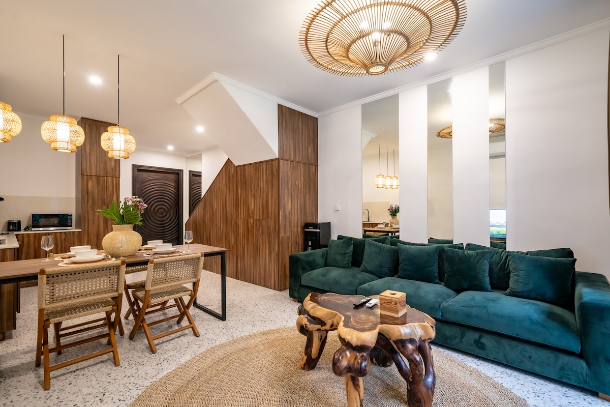 Villa in Canggu · ★4.9 · 2 bedrooms · 2 beds · 2.5 private baths, Airbnb сравним