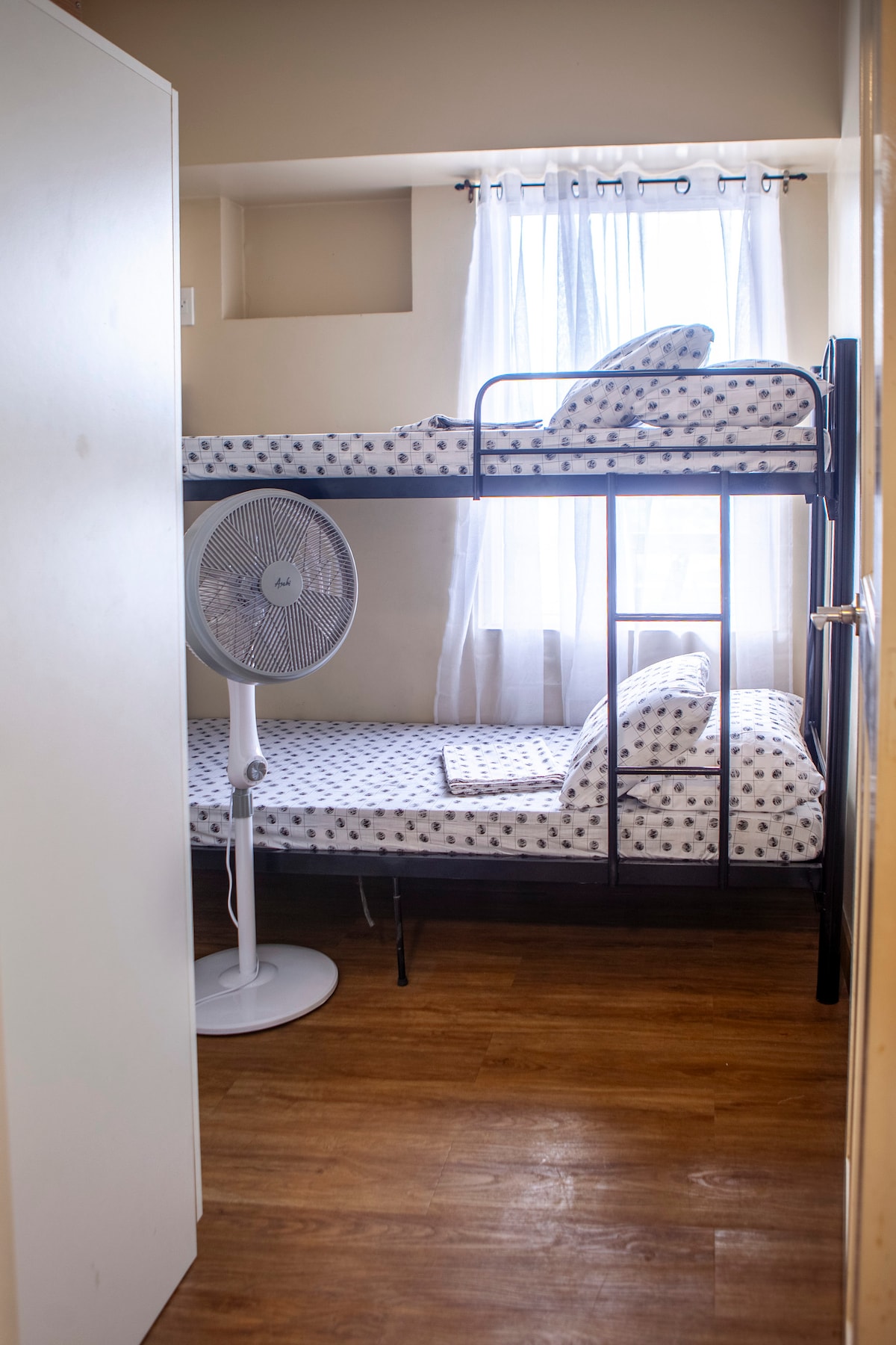 Chumba hiki cha pili kina kitanda chenye sitaha mbili kilicho na magodoro ya ukubwa mmoja- ikiwezekana kwa mtu mzima 1 kwenye ghorofa ya chini na mtoto 1 juu. Inakuja na kabati la kabati lenye kioo na feni ya umeme kwa ajili ya ukaaji rahisi, wa vitendo.