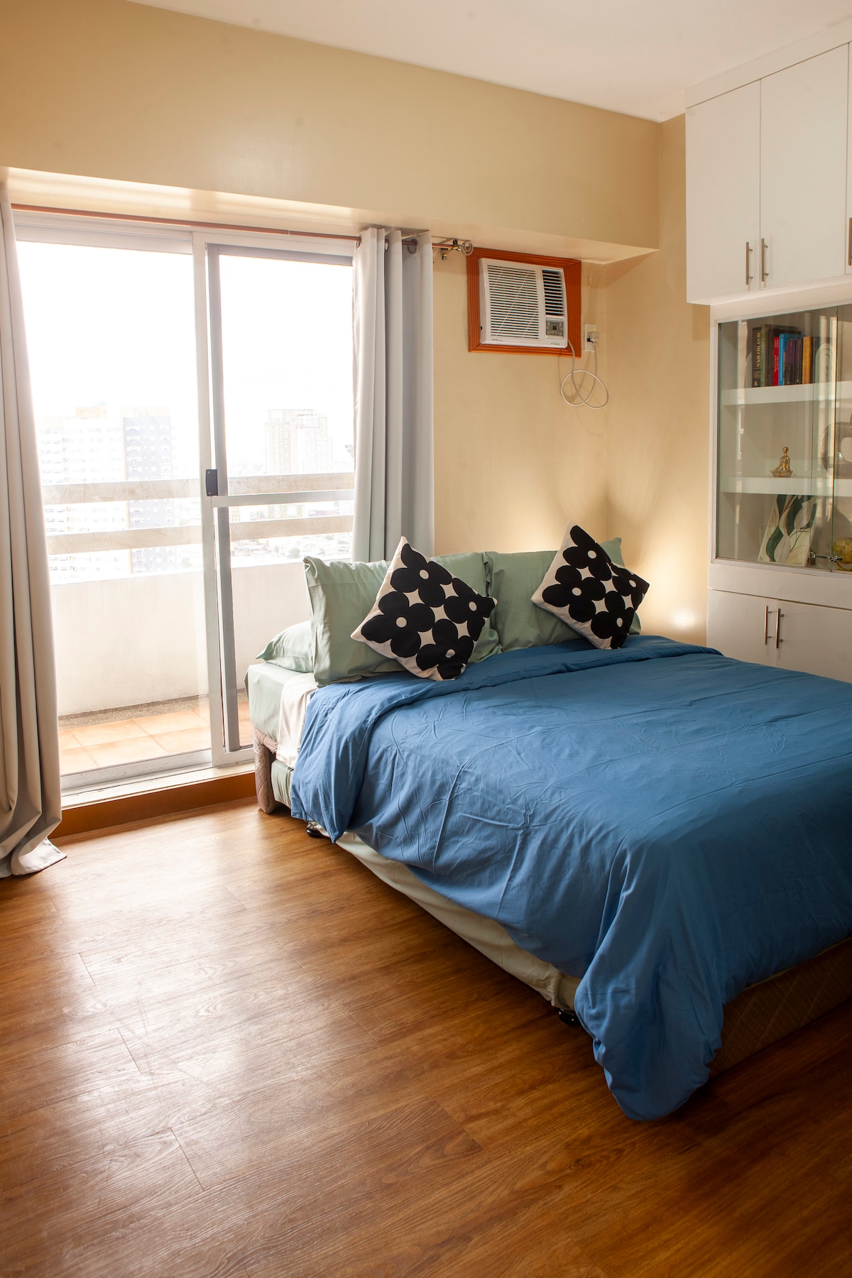 Pumzika kwa starehe na kitanda chetu cha watu wawili (54"x75") pamoja na kivutio (50"x67"), kinachofaa kwa hadi watu wazima 3 na mtoto 1. Starehe, vitendo na bora kwa usiku wa kupumzika baada ya siku moja ya kuchunguza jiji au kutoka kufanya mitihani yako ya Bodi iliyo karibu.