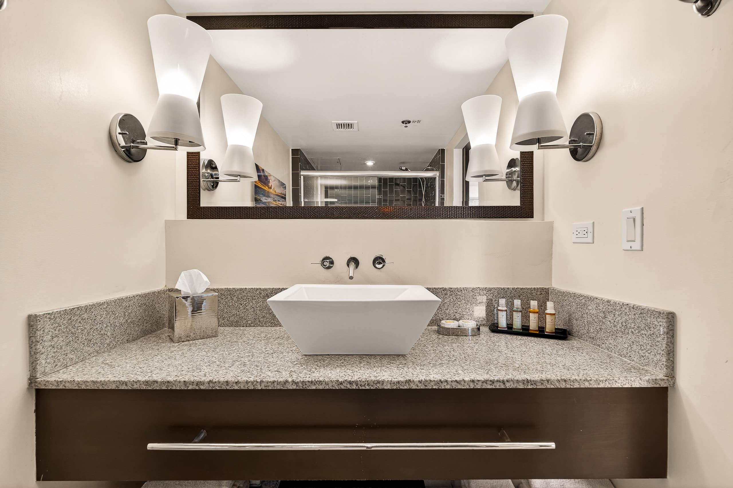 Condo in Honolulu · ★4.81 · 2 bedrooms · 3 beds · 1 private bath - Image 21