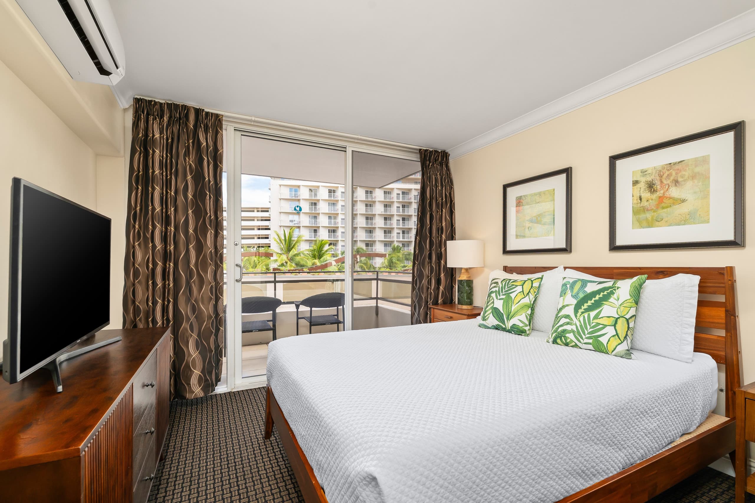 Condo in Honolulu · ★4.81 · 2 bedrooms · 3 beds · 1 private bath - Image 16