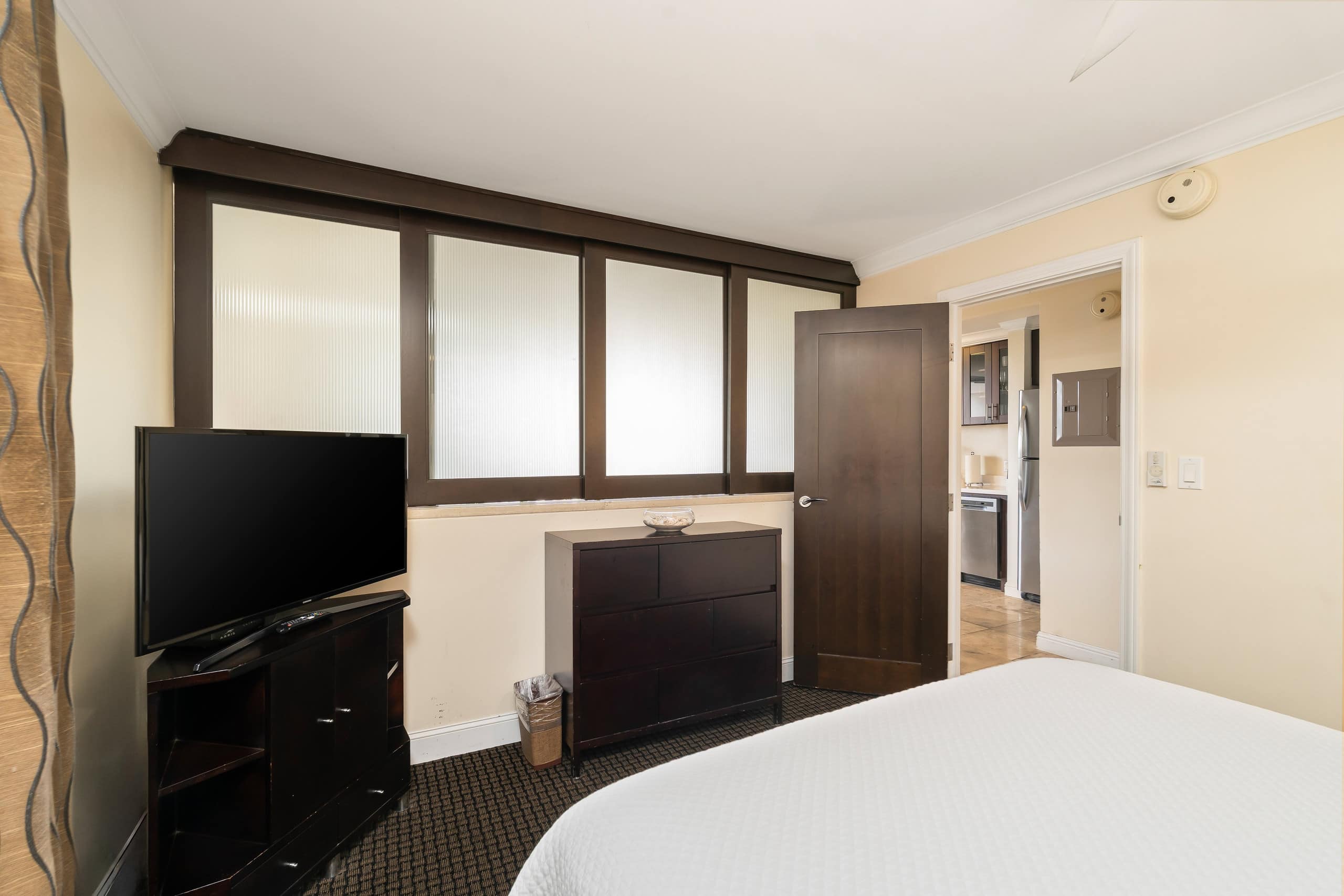 Condo in Honolulu · ★4.81 · 2 bedrooms · 3 beds · 1 private bath - Image 17