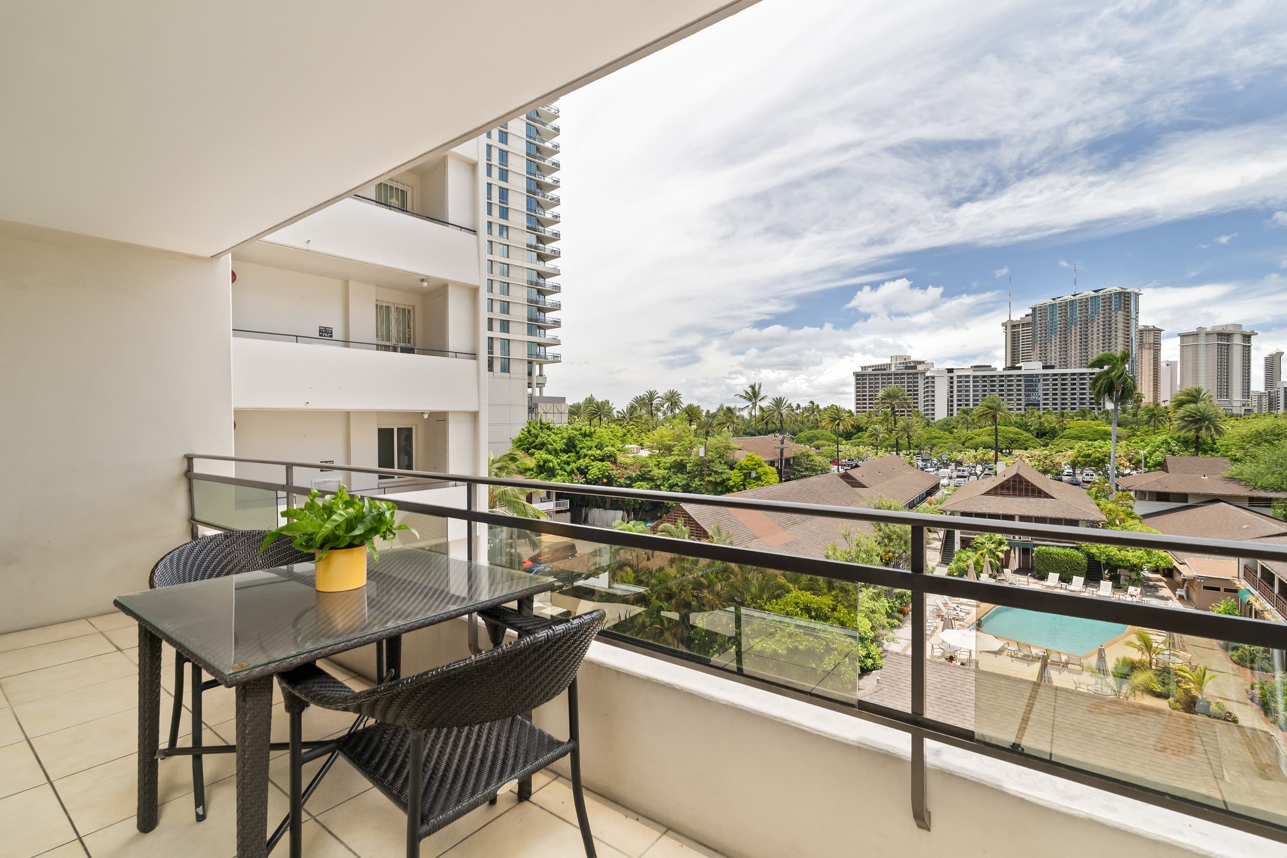 Condo in Honolulu · ★4.81 · 2 bedrooms · 3 beds · 1 private bath - Image 24