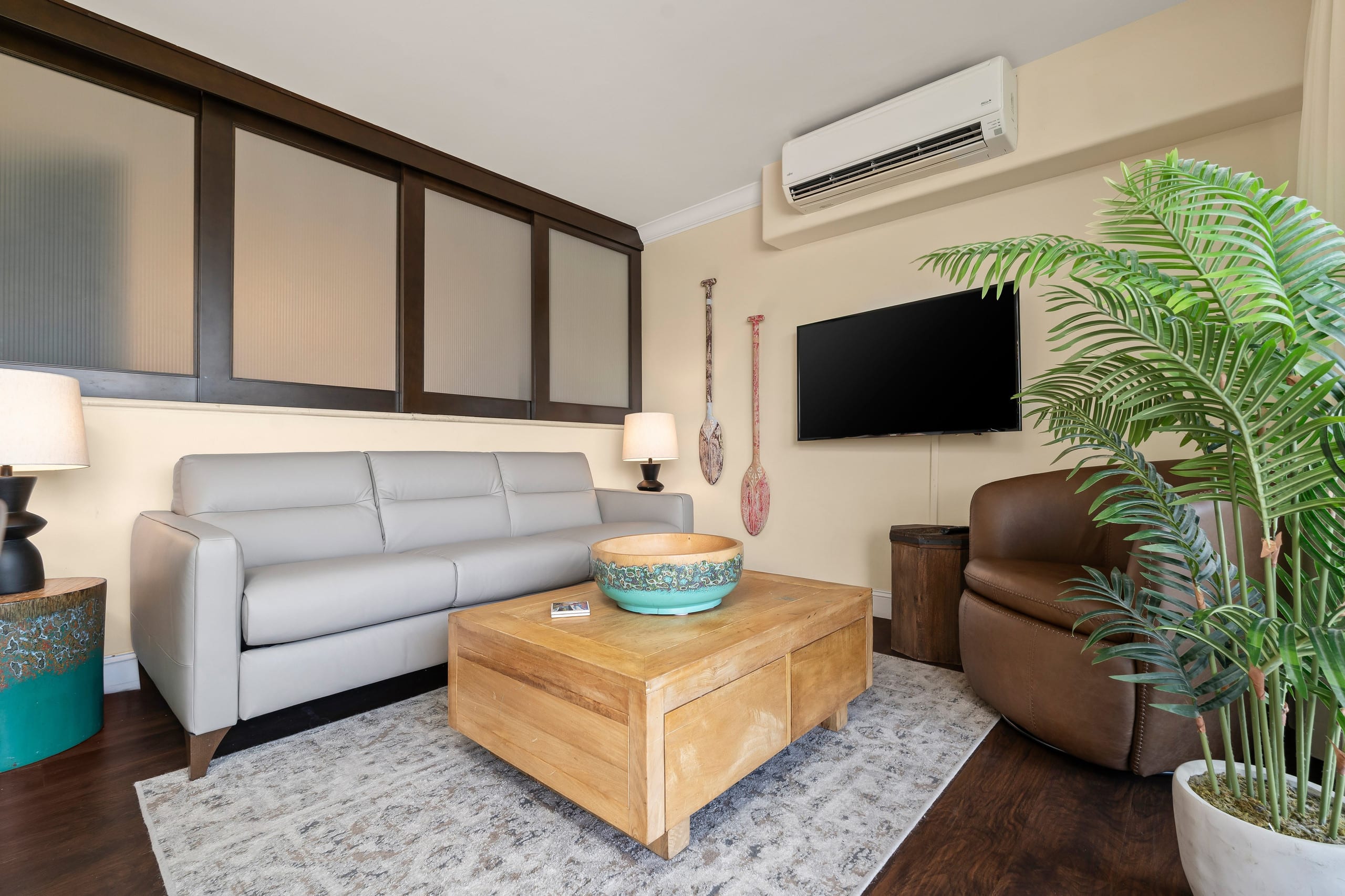 Condo in Honolulu · ★4.81 · 2 bedrooms · 3 beds · 1 private bath - Image 8