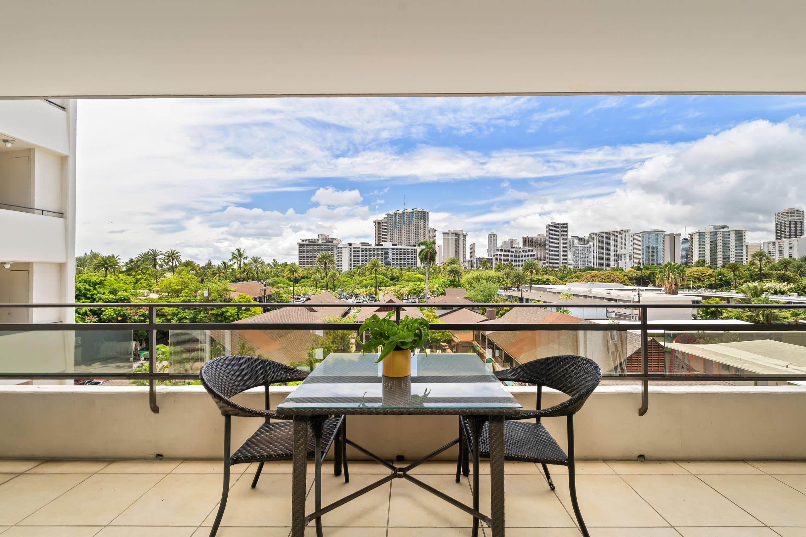 Condo in Honolulu · ★4.81 · 2 bedrooms · 3 beds · 1 private bath - Image 23