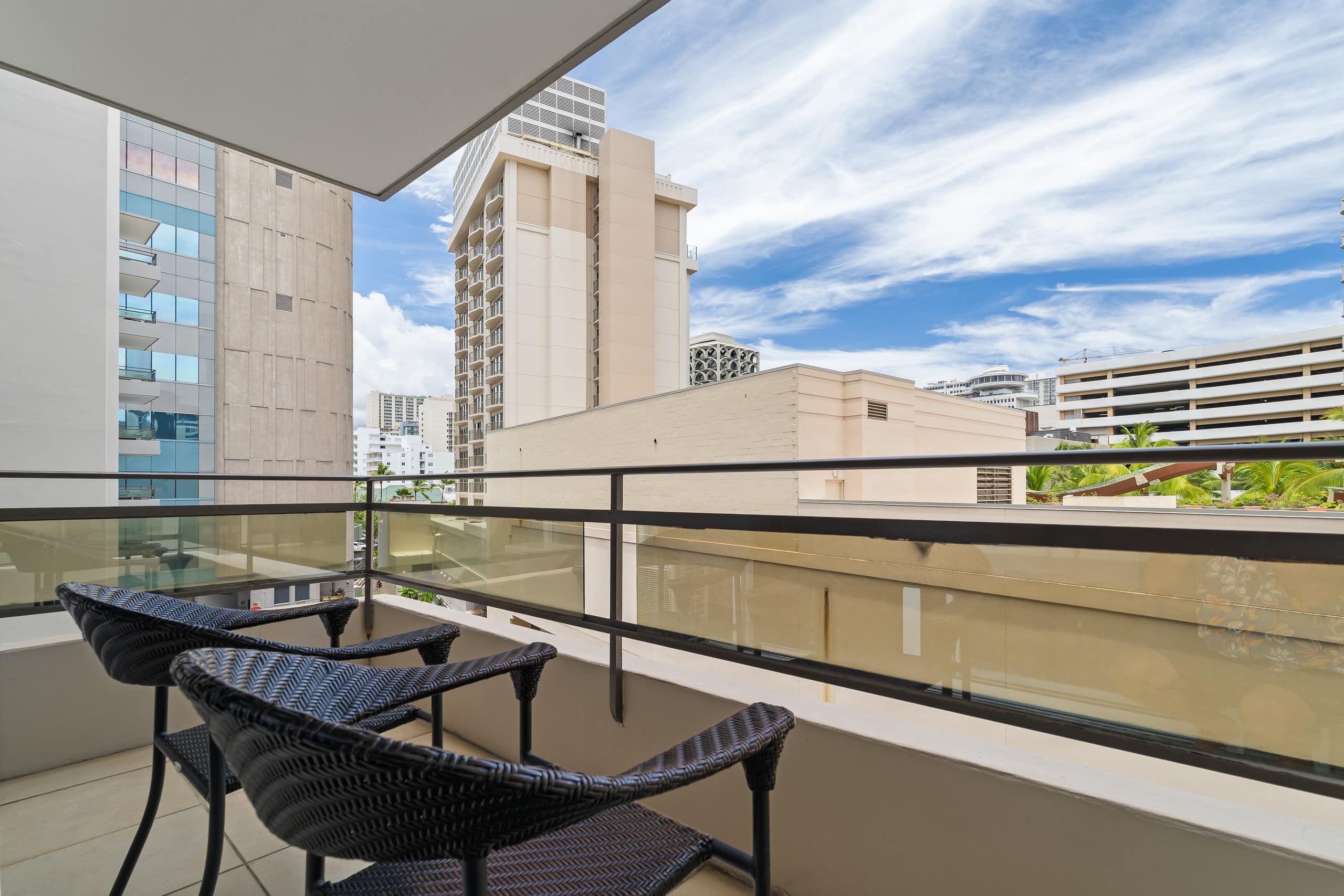 Condo in Honolulu · ★4.81 · 2 bedrooms · 3 beds · 1 private bath - Image 27
