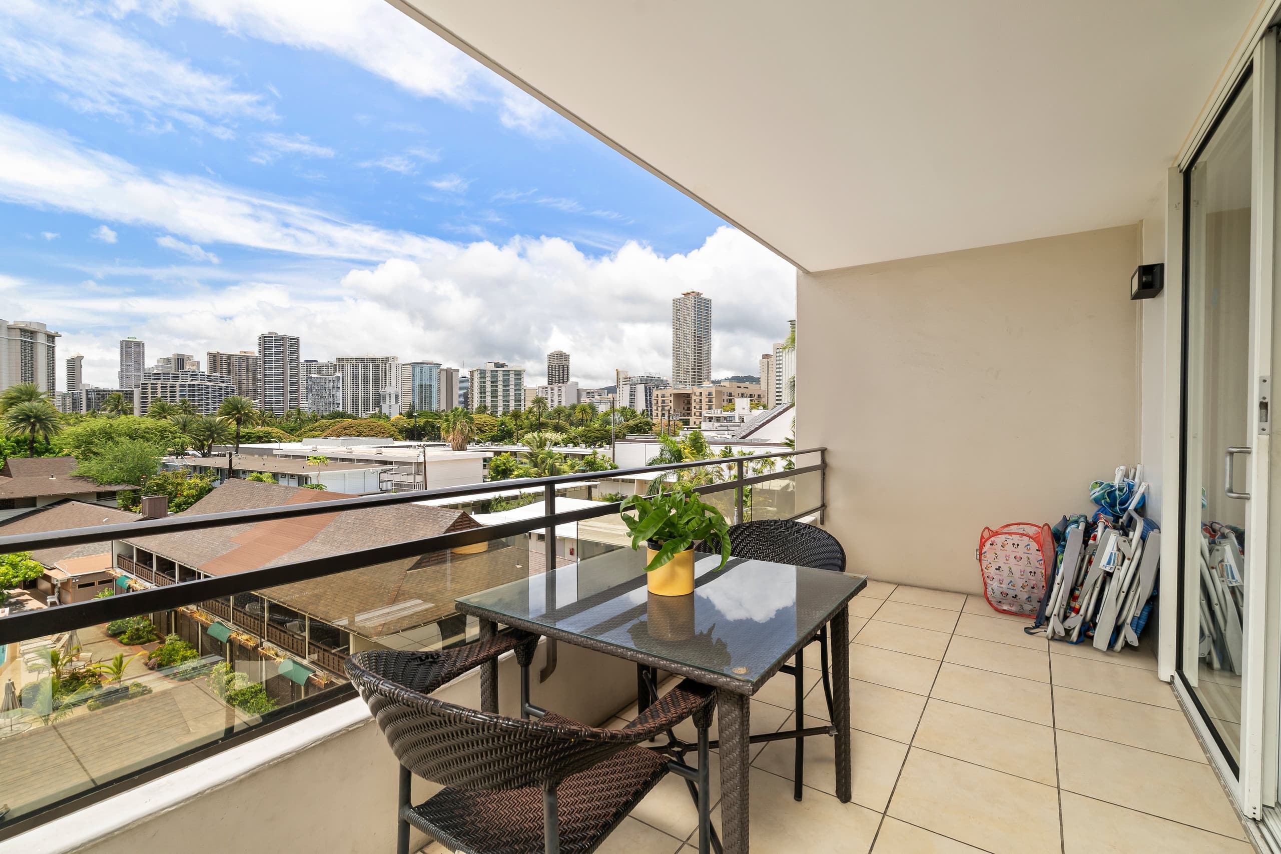 Condo in Honolulu · ★4.81 · 2 bedrooms · 3 beds · 1 private bath - Image 25