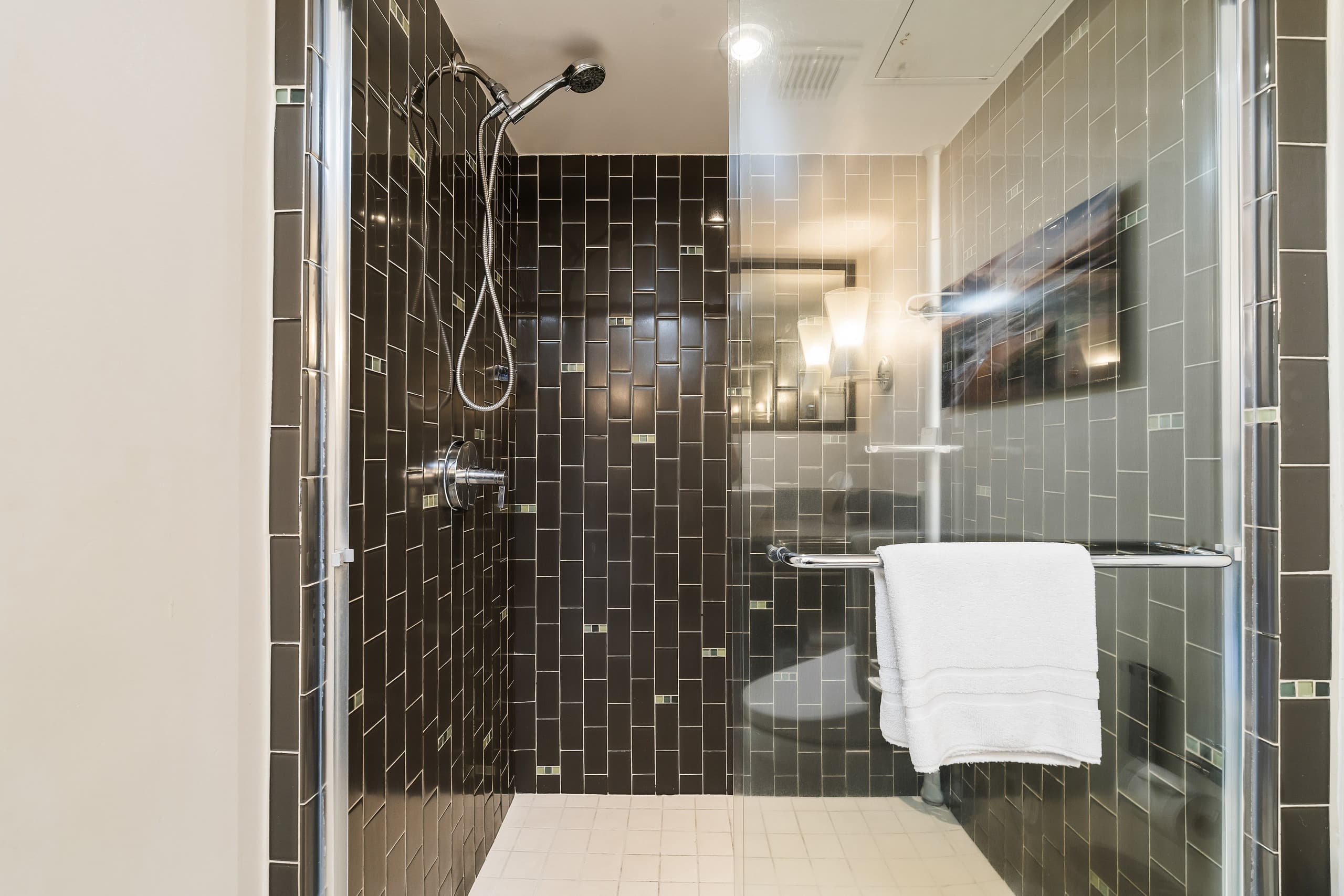 Condo in Honolulu · ★4.81 · 2 bedrooms · 3 beds · 1 private bath - Image 22