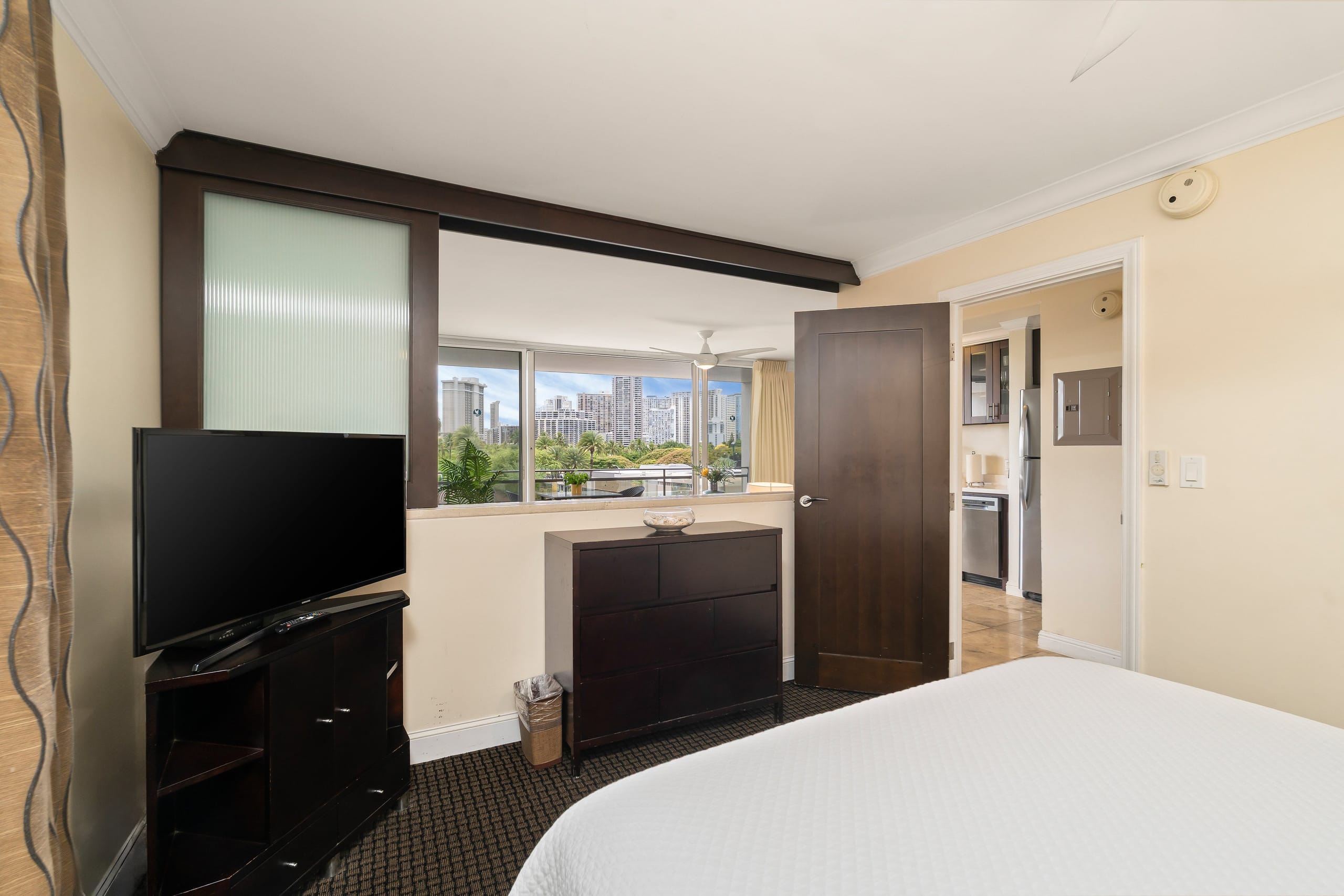 Condo in Honolulu · ★4.81 · 2 bedrooms · 3 beds · 1 private bath - Image 2