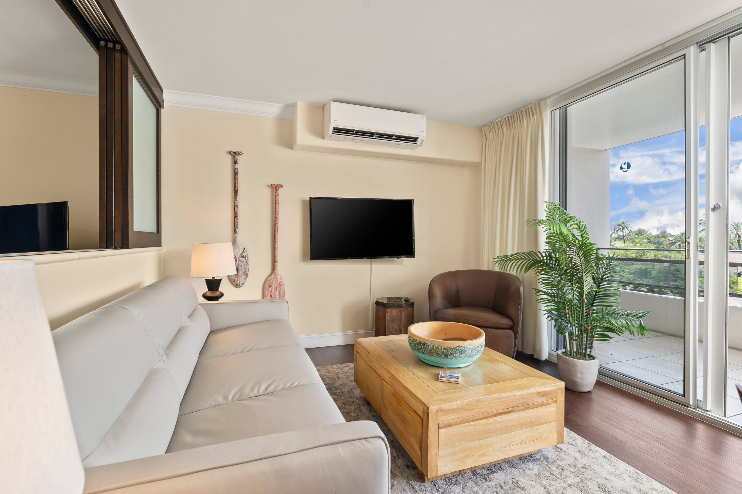 Condo in Honolulu · ★4.81 · 2 bedrooms · 3 beds · 1 private bath - Image 5