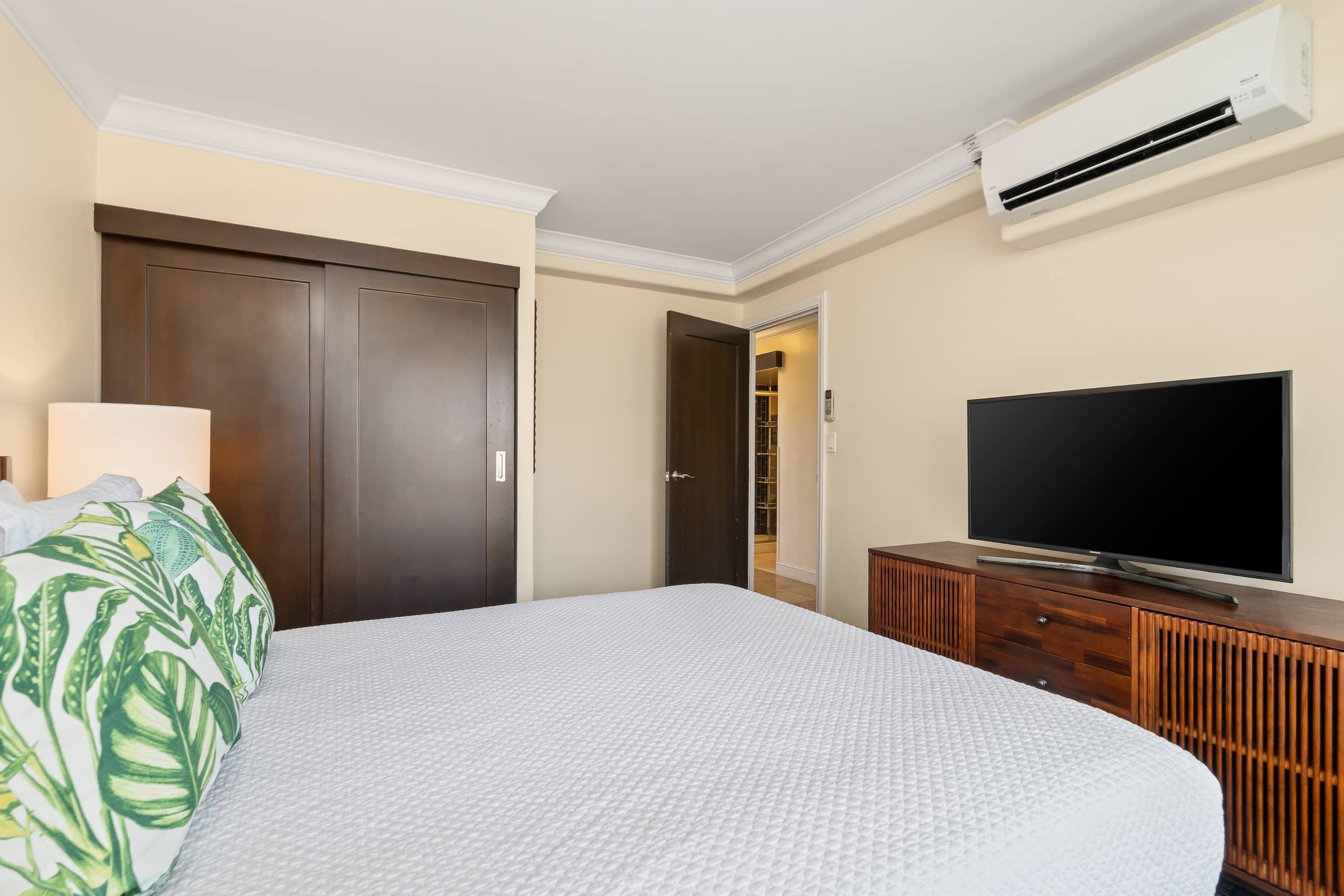 Condo in Honolulu · ★4.81 · 2 bedrooms · 3 beds · 1 private bath - Image 15