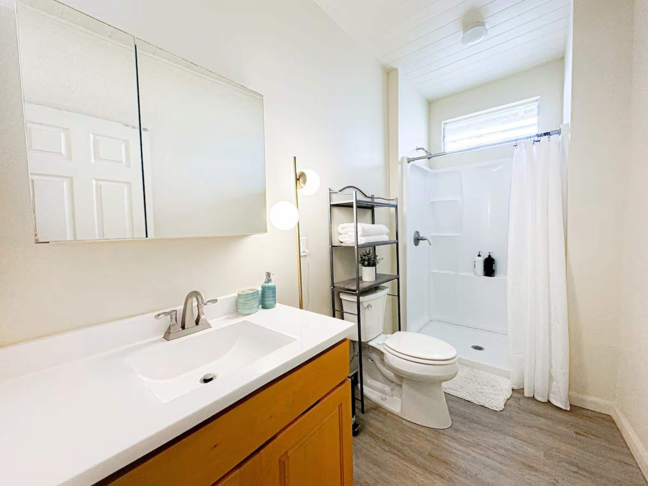 Hilo Town Oasis | 2 Bedroom | Walkable - Photo 11