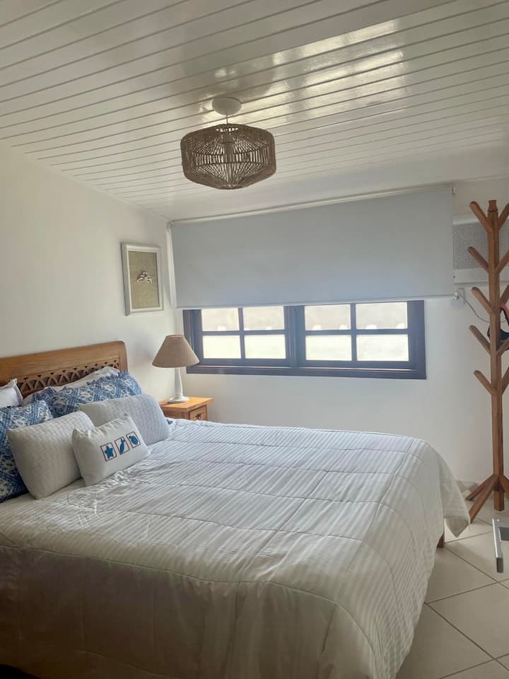 Manželská posteľ Queen. Apartmán má pripojenú pomocnú spálňu (s manželskou posteľou). 
*DÔLEŽITÉ: Dom má 3 samostatné spálne a k tomuto apartmánu s manželskou posteľou Queen patrí aj pomocná spálňa – v pomocnej izbe je manželská posteľ. 