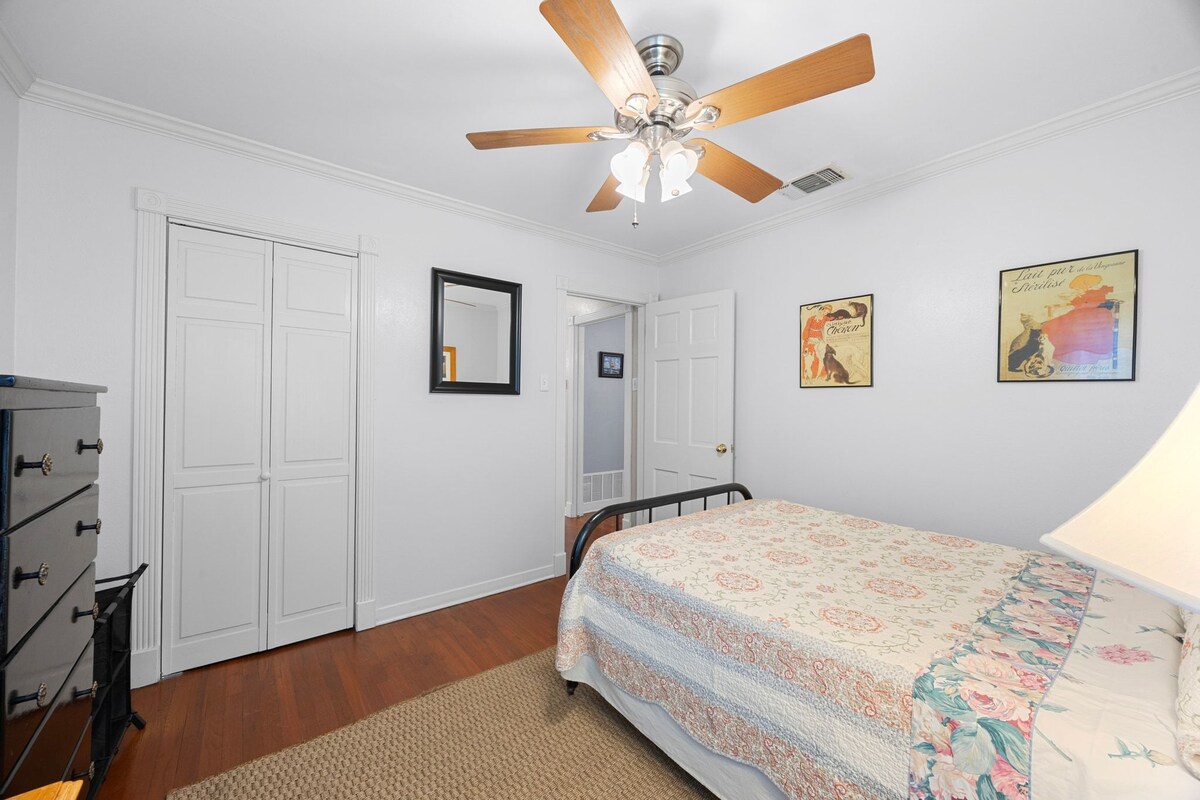 Cozy and Spacious House in Hyde Park