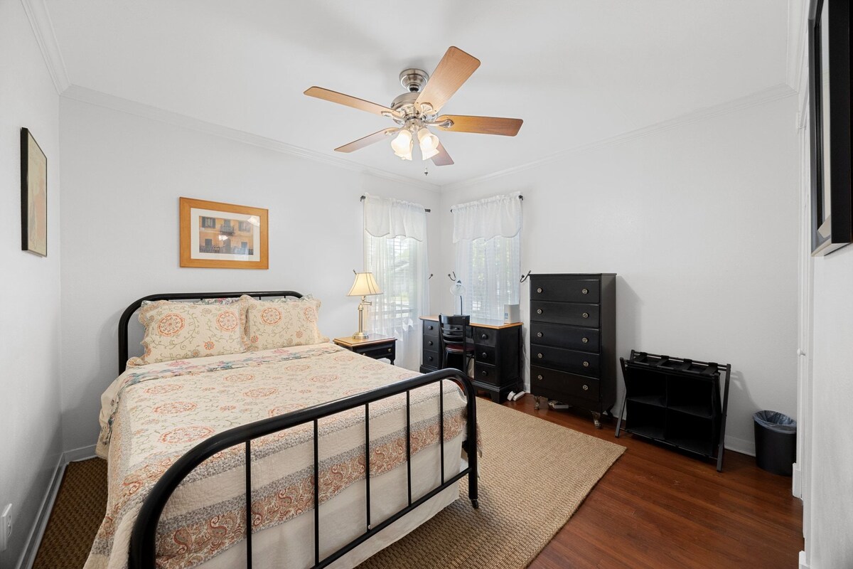 Cozy and Spacious House in Hyde Park