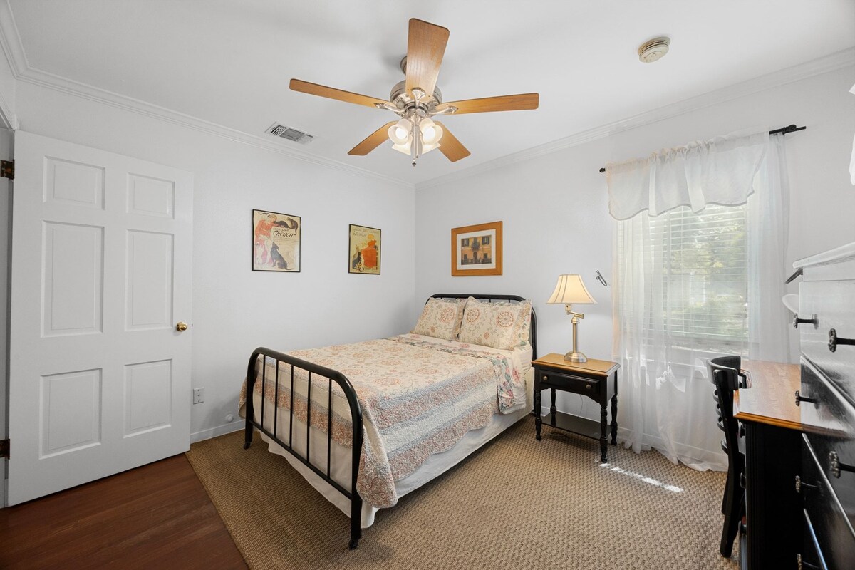 Cozy and Spacious House in Hyde Park