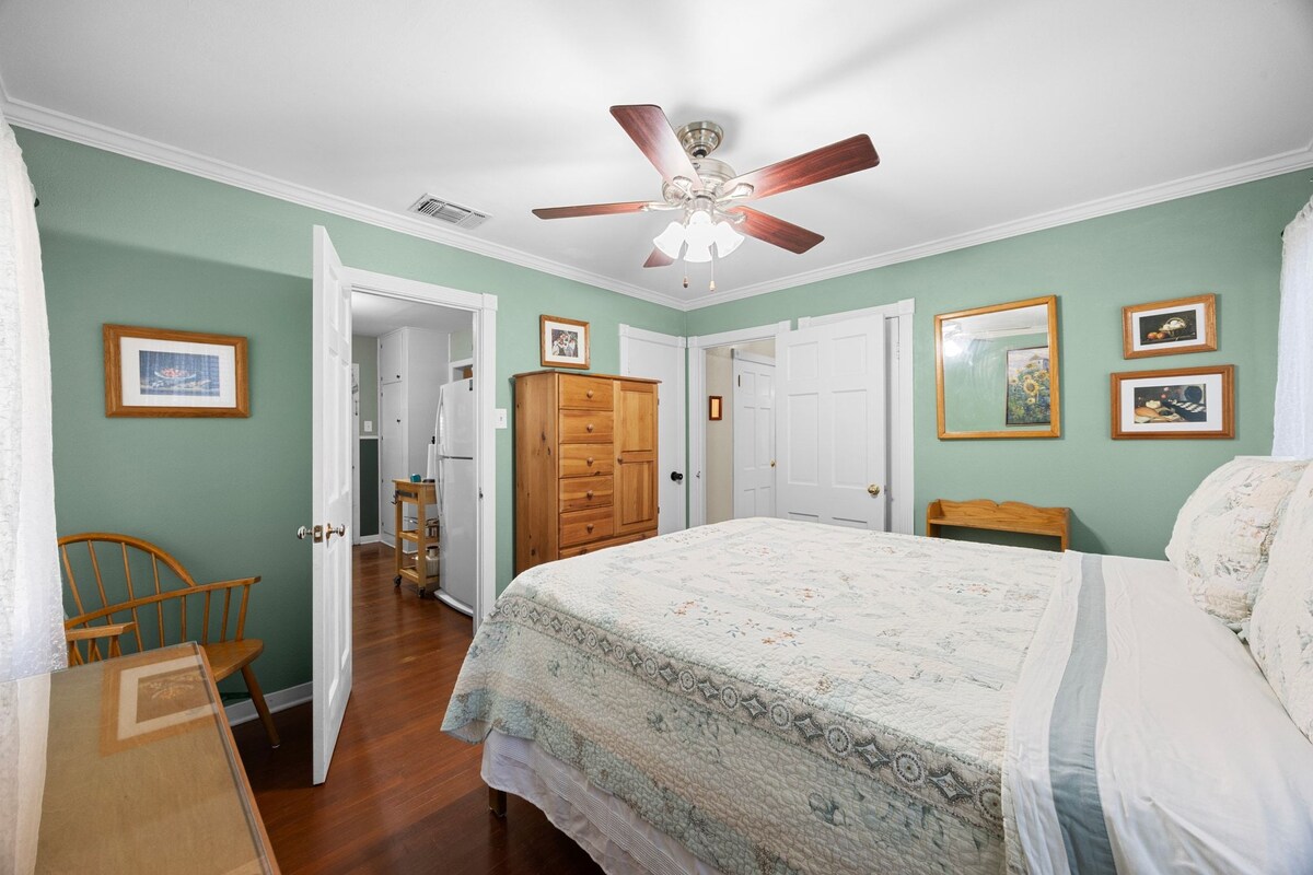 Cozy and Spacious House in Hyde Park