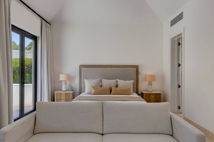 Hacienda A43 – Modern Comfort in Timeless Elegance