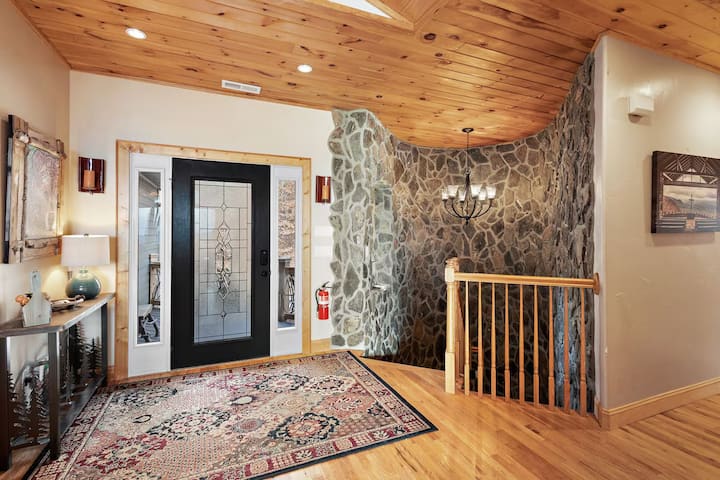 Step into our warm and welcoming entryway featuring custom stonework and natural wood finishes. This light-filled foyer leads to the lower level and sets the tone for your Beech Mountain retreat after days of skiing, hiking or biking.