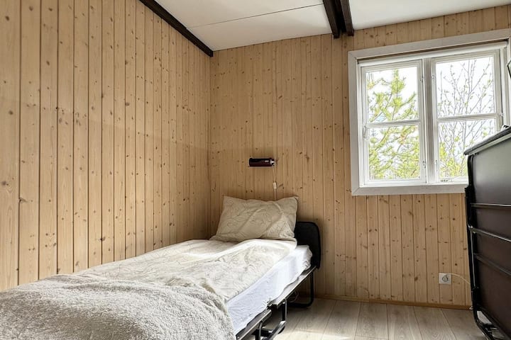 საძინებელში არის ორი კომფორტული ერთადგილიანი საწოლი (90 სმ‑იანი)