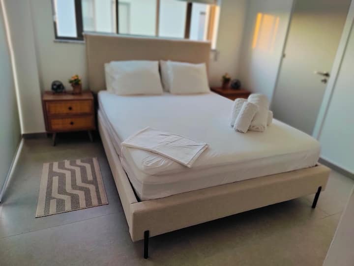 ห้องนอนหลัก เตียงคิงไซส์ พร้อมห้องน้ำในตัวและประตูบานเลื่อนไปยังระเบียง