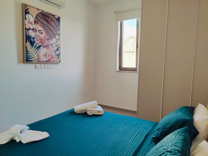 เตียงคิงไซส์พร้อมเครื่องปรับอากาศในห้องที่ทำความร้อนและความเย็นได้