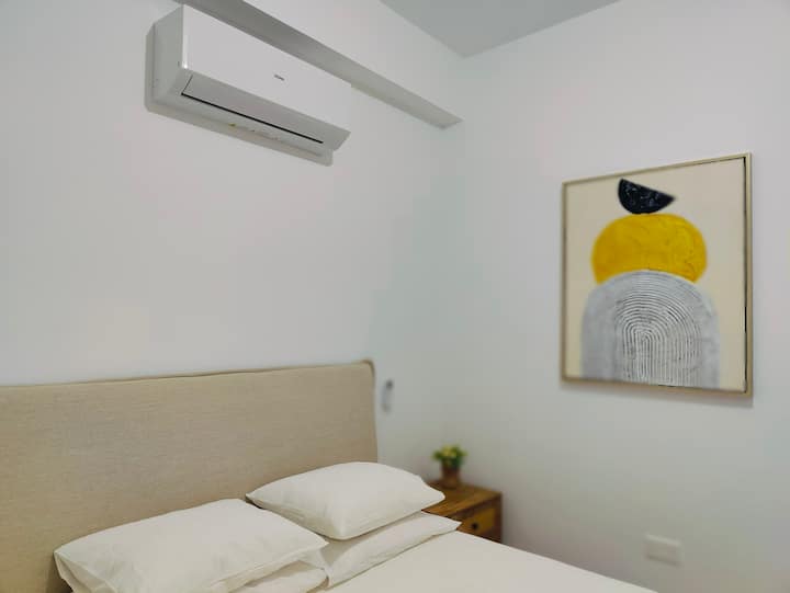 เตียงคิงไซส์ โต๊ะข้างเตียง และเครื่องปรับอากาศ (ร้อนและเย็น)