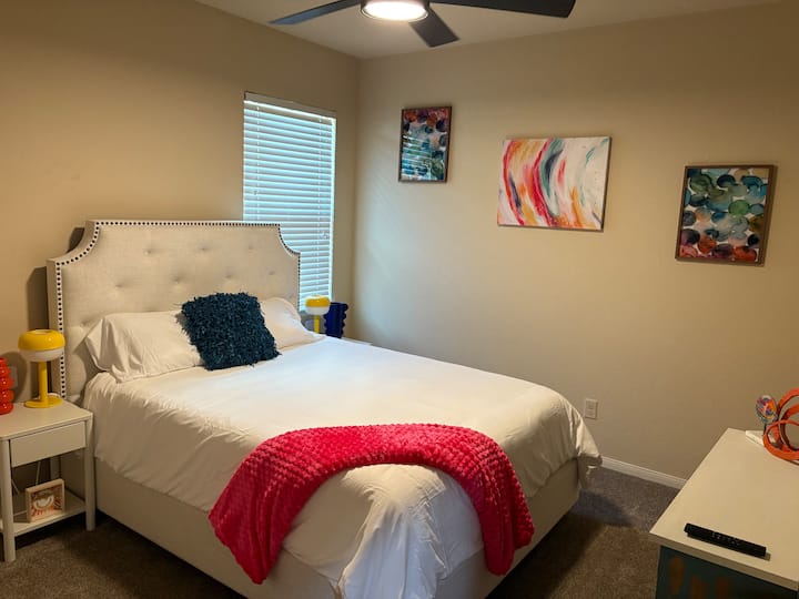 יש מיטת קווין סייז בחדר השינה השני שלנו, בהשראת אמנות.  יש גם טלוויזיה 65 אינץ'.