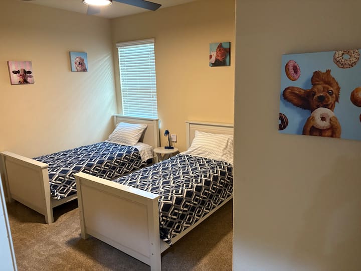 חדר שינה מס' 3 לילדים או לשני מבוגרים נוספים.  מיטות זוגיות עם ילדים בחשבון.  יש גם טלוויזיה 65 אינץ'.