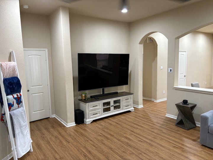 Spacious 4b Near Houston Sleeps 8 Fastwifi Parking - パーランド, TX