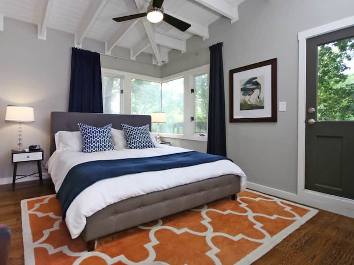 ห้องนอนบลูเฮรอน - เตียงคิงไซส์เมมโมรี่โฟม ระเบียงส่วนตัว วิวที่น่าตื่นตาตื่นใจ