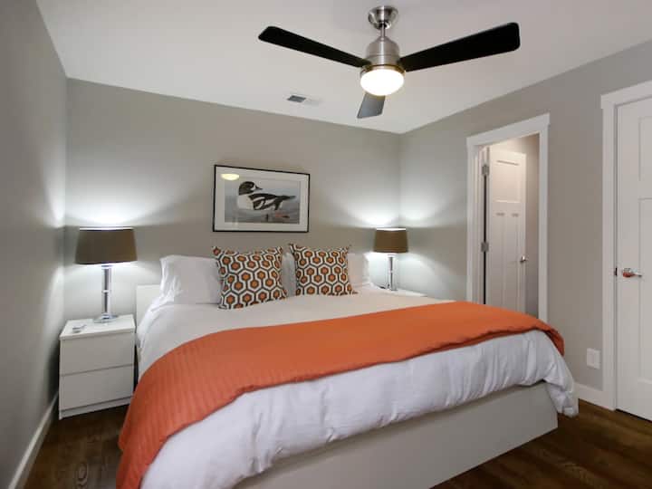 ห้องเป็ด - เตียงคิงไซส์ ทางเข้าส่วนตัวไปยังห้องน้ำชั้นล่างที่ใช้ร่วมกัน