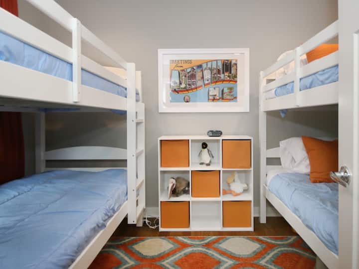 ห้องเตียงสองชั้นพร้อมเตียงเดี่ยวสี่เตียงในสองชั้น