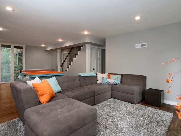 ห้องนั่งเล่นสำหรับครอบครัวและห้องเล่นเกมชั้นล่าง ประตูไปยังดาดฟ้าชั้น 1 อยู่นอกสายตา