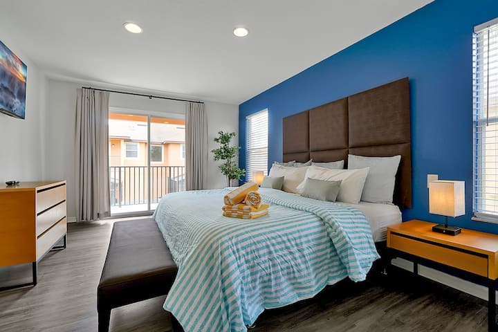 Baada ya siku ya jasura, ingia kwenye starehe ya kitanda cha mfalme katika chumba kikuu. Kama vile kila kumbukumbu ya likizo ni ya kipekee, rangi za ukuta na mbao za kichwa katika nyumba zetu zinaweza kutofautiana, na kuongeza mvuto wa mtu binafsi kwenye ukaaji wako.
