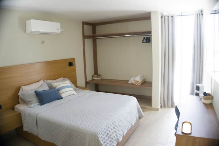 Chumba hiki cha pili kina kitanda cha ukubwa wa kawaida cha hali ya juu, mapazia meusi, taa za kusomea, televisheni ya inchi 55, kiyoyozi, feni, dawati na kabati kubwa.

Taulo, za bwawa na za kuogea, zimejumuishwa.