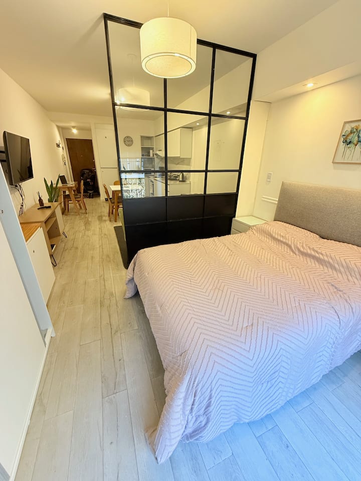 Dormitorio luminoso y confortable, equipado con una cama doble y dos placares amplios que brindan gran capacidad de guardado. Su diseño práctico y la excelente entrada de luz natural hacen de este ambiente un espacio ideal para el descanso.