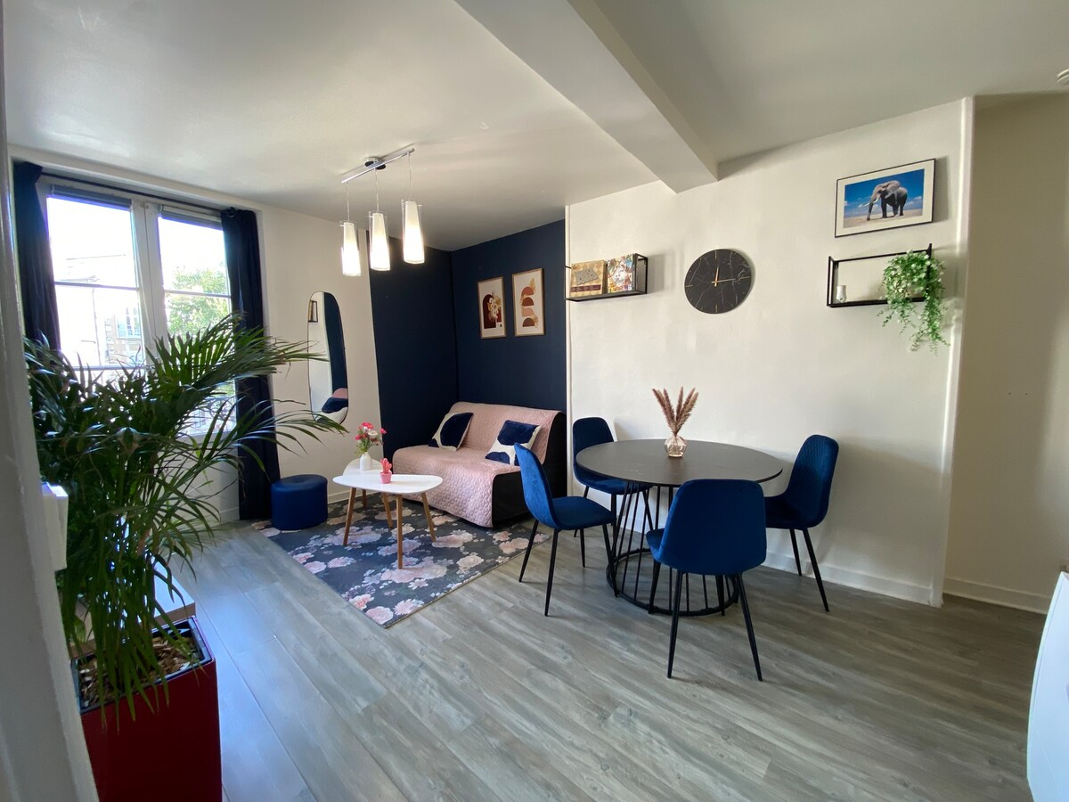 Ნათელი მისაღები ოთახის ხედი, რომელიც გადაჰყურებს Place Monthierneuf-ს.