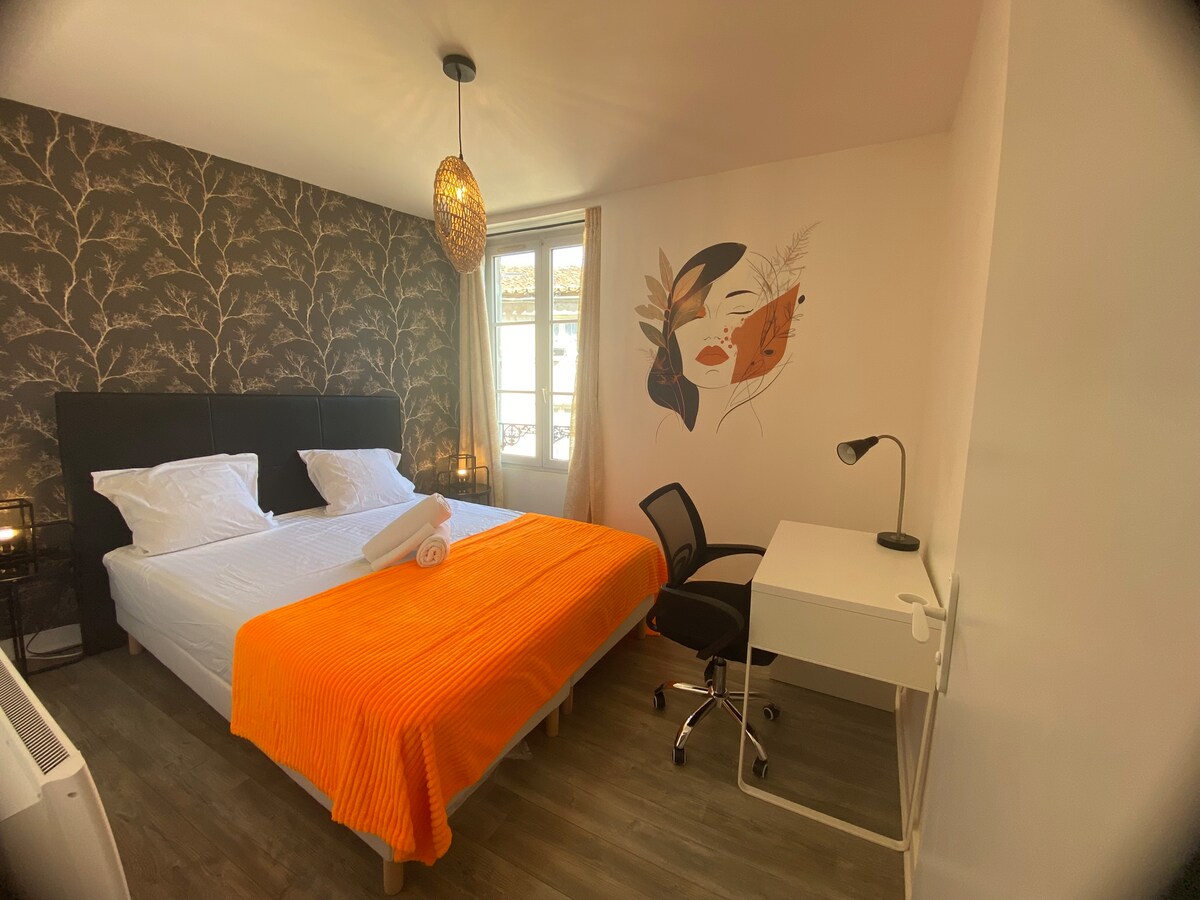 Დამოუკიდებელი ფენიანი საძინებელი 160*200 ‑ იანი საწოლით, რომელიც შეიძლება გაყოფილი იყოს 80*200 ‑ იანი 2 ერთადგილიან საწოლად. 