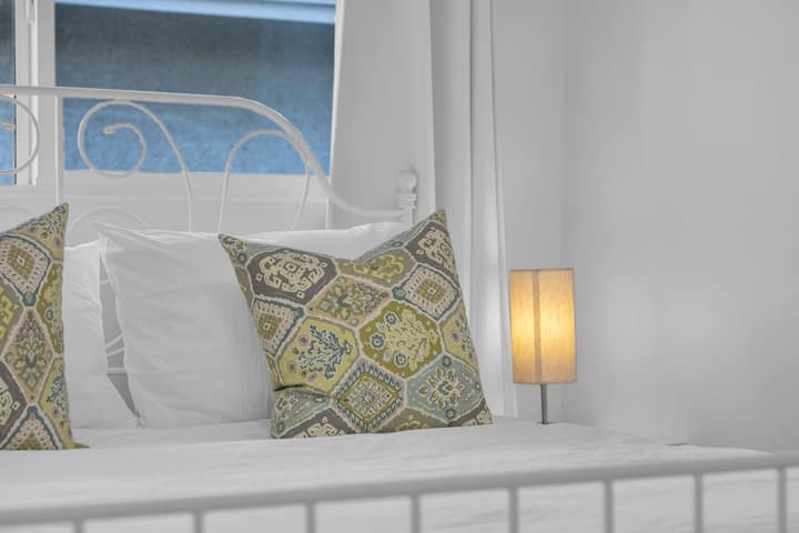 Dodatočné osvetlenie na bočných stolíkoch v spálni na hornom poschodí